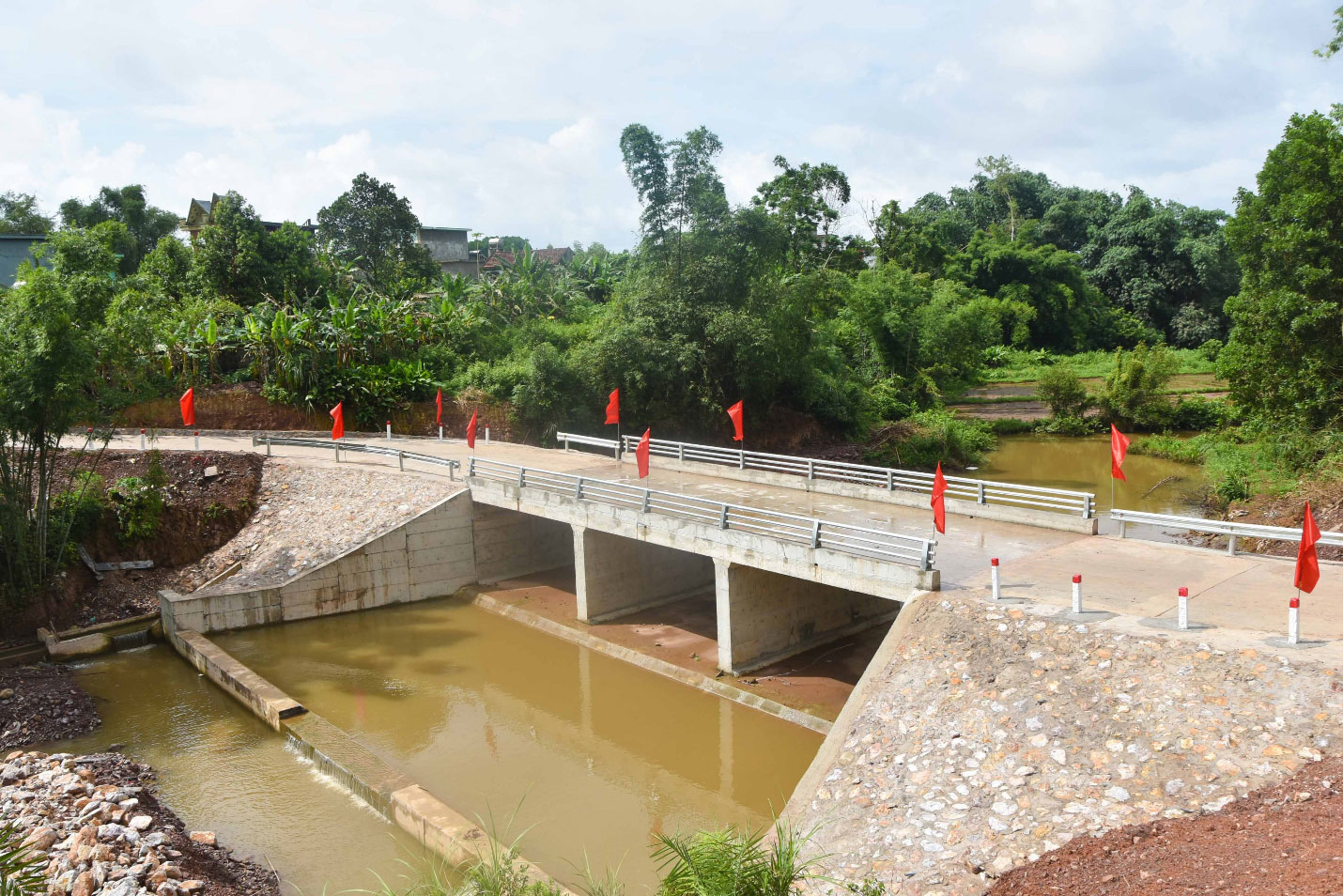 XI MĂNG THĂNG LONG CHUNG TAY XÂY DỰNG CẦU TRÀN VƯỢT LŨ TẠI XÓM TRẠI MÍT, THÔN 5, XÃ QUẢNG PHONG, HUYỆN HẢI HÀ, TỈNH QUẢNG NINH ĐỂ HỖ TRỢ ĐỒNG BÀO DÂN TỘC GIAO