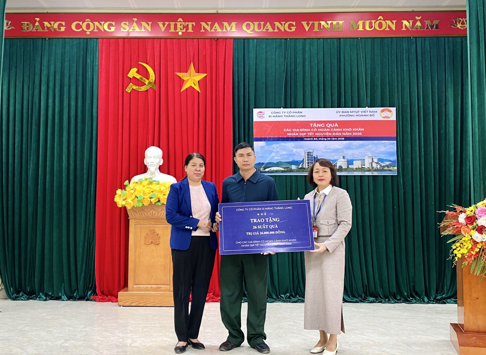 XI MĂNG THĂNG LONG TRAO QUÀ TẾT CHO CÁC GIA ĐÌNH CÓ HOÀN CẢNH KHÓ KHĂN PHƯỜNG HOÀNH BỒ